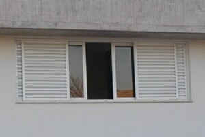 Como é a janela integrada veneziana