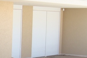 Acabamento moderno da porta balcão com persiana integrada manual